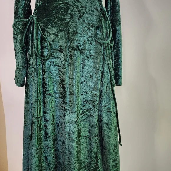 Vintage green Crushed velvet Renaissance lace up long dress - Picture 3 of 11